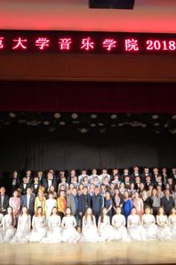 小黄书
举办迎新晚会