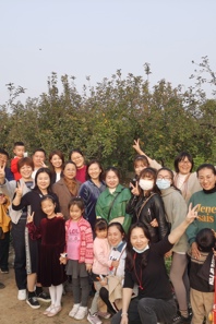 小黄书
教职工开展秋游采摘活动