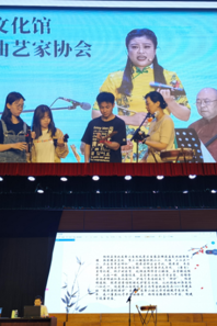 非遗传承人李红艳进行淮北大鼓表演与教学活动